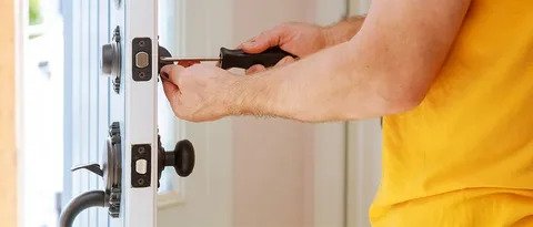 How Mobile Locksmiths in Knoxville, TN Handle Car, Home, and Business Lock Issues On-Site